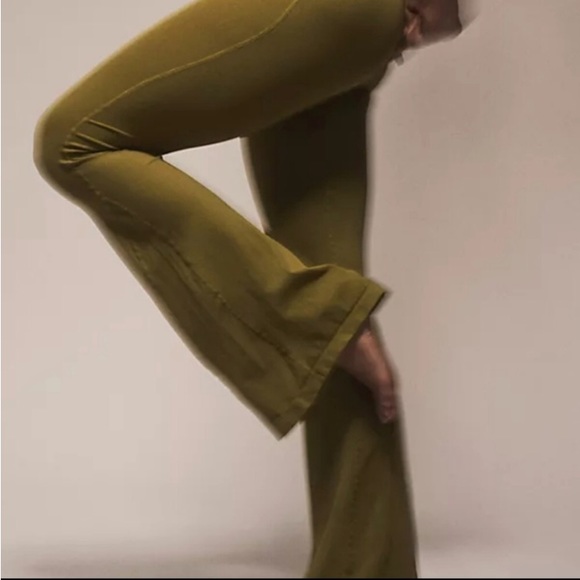 NWOT free people Good Karma Flare Leggings In Military Green Size XS/S MSRP$98 - Picture 3 of 11